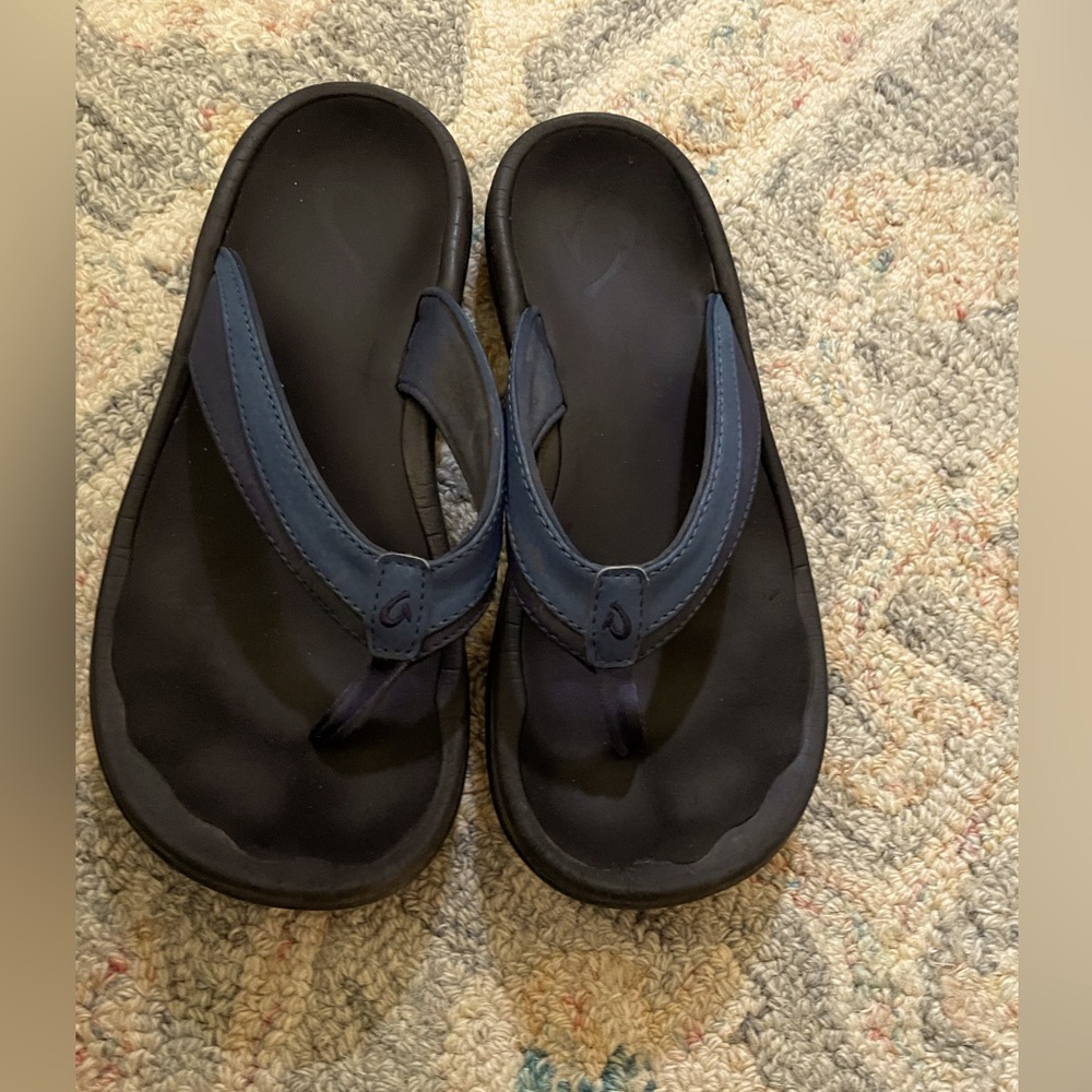 OLUKAI Flip Flops
 Size 7